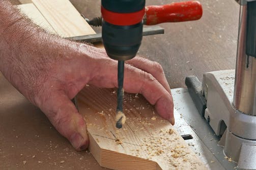 HÅL I TRÄ MED PELARBORRMASKIN HÅL I TRÄ MED PELARBORRMASKIN